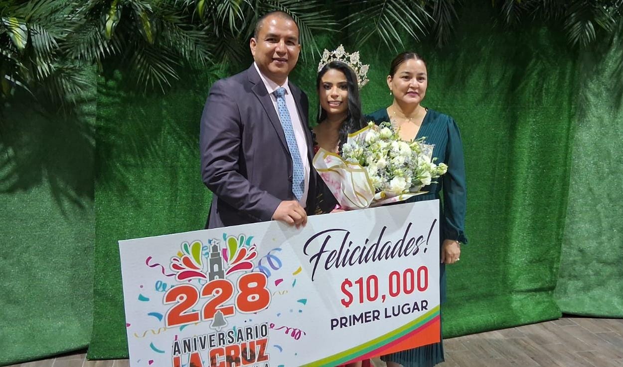 Karely Derma es coronada como Reina del 228 Aniversario de La Cruz