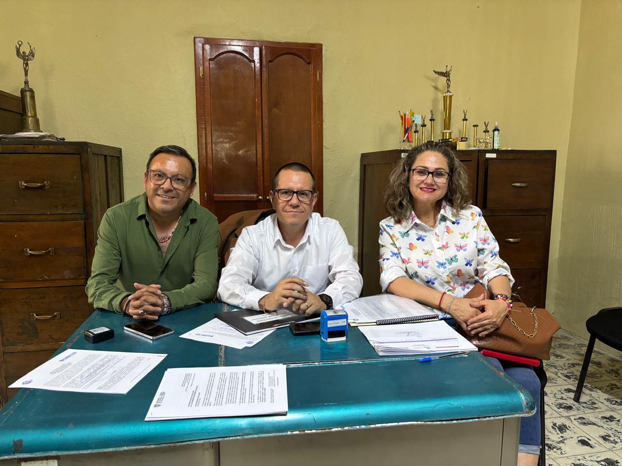 Se despide el profesor Netzahualcóyotl Rey Santini de la Sexta Zona Escolar tras recibir su jubilación