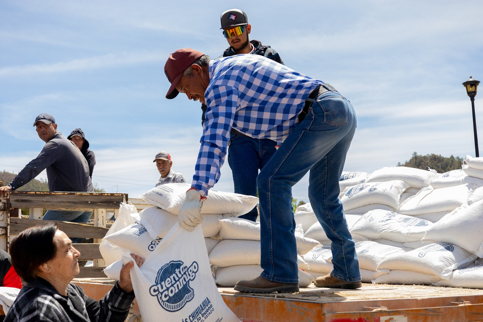 Entrega Gobierno del Estado apoyos alimentarios a familias de Huajumar, municipio de Ocampo