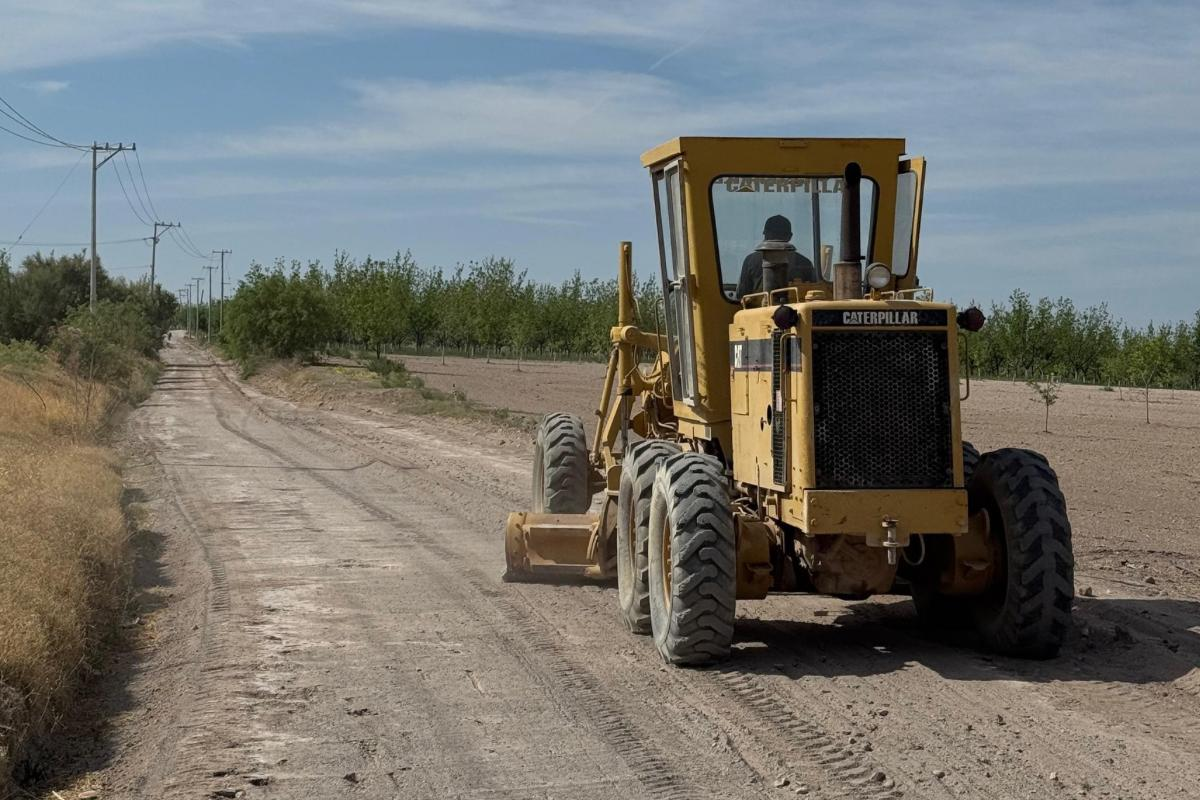 Rehabilitan Municipio y productores camino al Ojo de Agua en San Francisco de Conchos