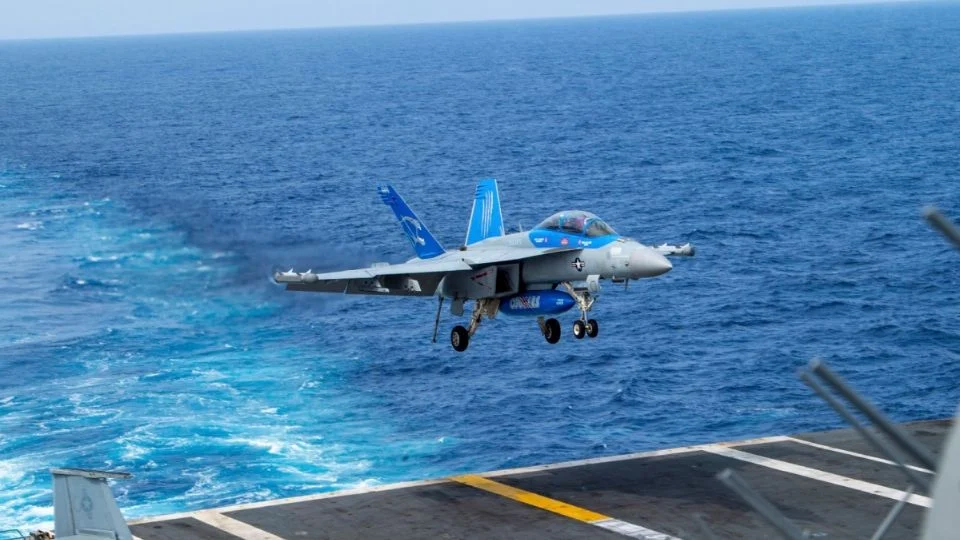Se pierde aeronave militar de EU en el mar Rojo; cayó cuando intentaban remolcarlo en el hangar