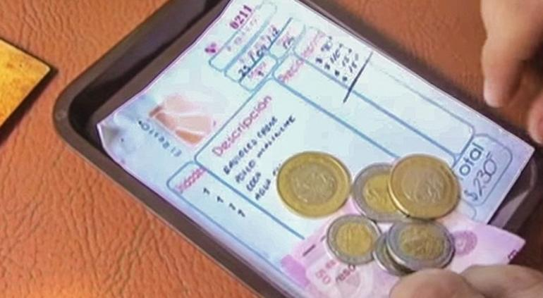 Propina a meseros; no podrán incluirlas en el salario