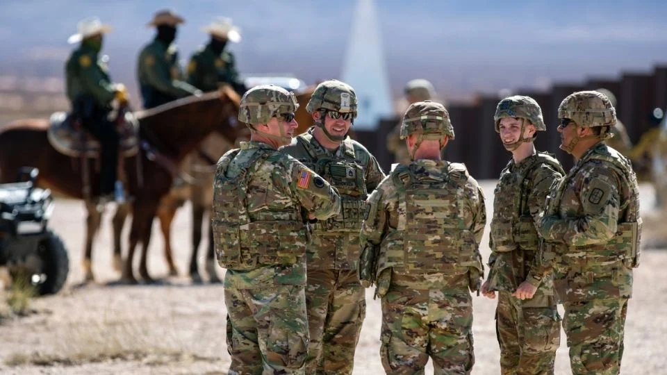 Migrantes detenidos en Nuevo México enfrentan nuevos cargos por ingresar a zona militar