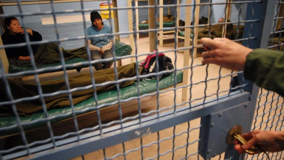 Venezuela acusa a EU del «brutal secuestro» de una niña al separarla de su madre antes de subir a un vuelo de deportación