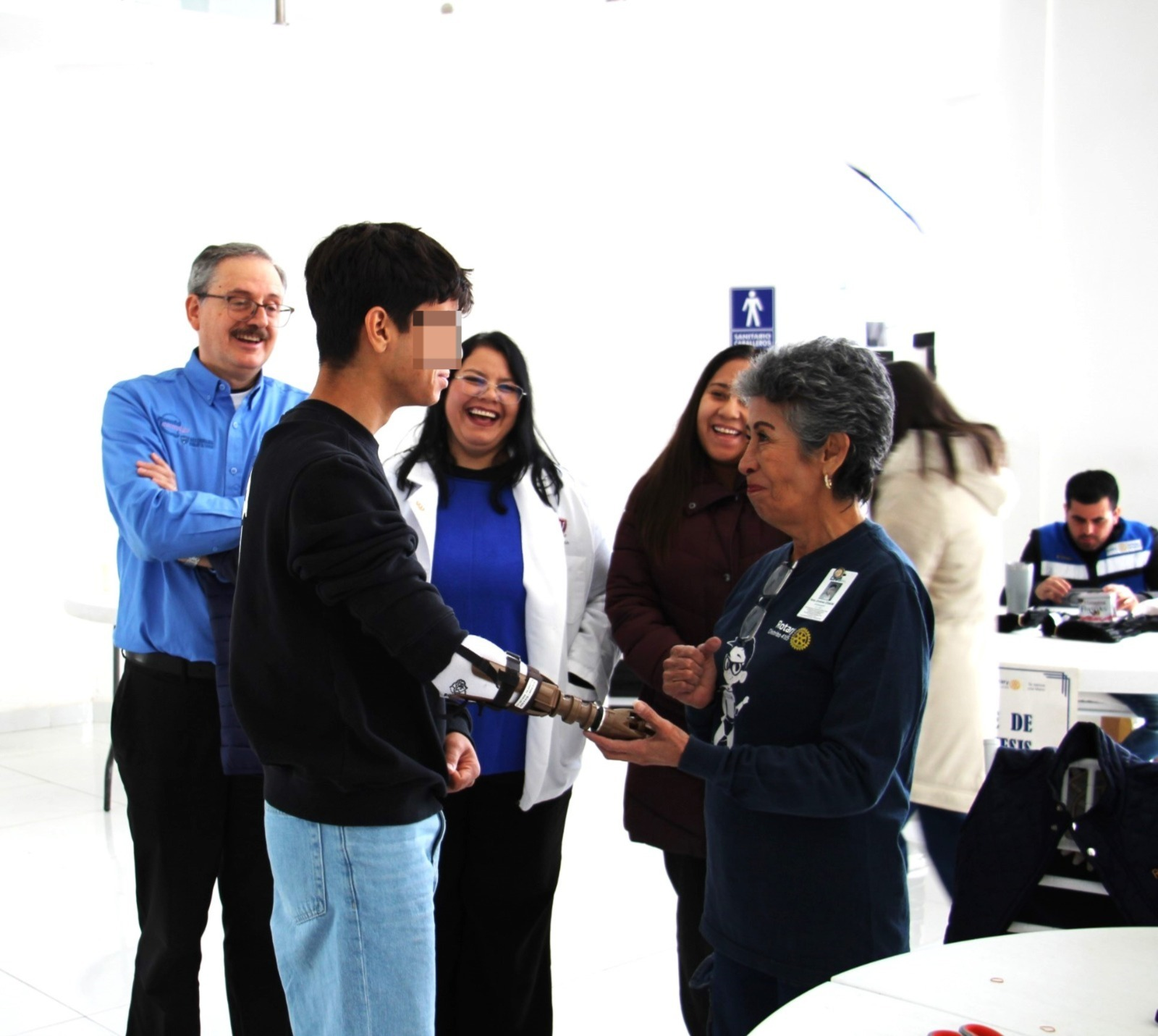 Entregan DIF Estatal y Club Rotario Meoqui San Pablo 10 prótesis de mano