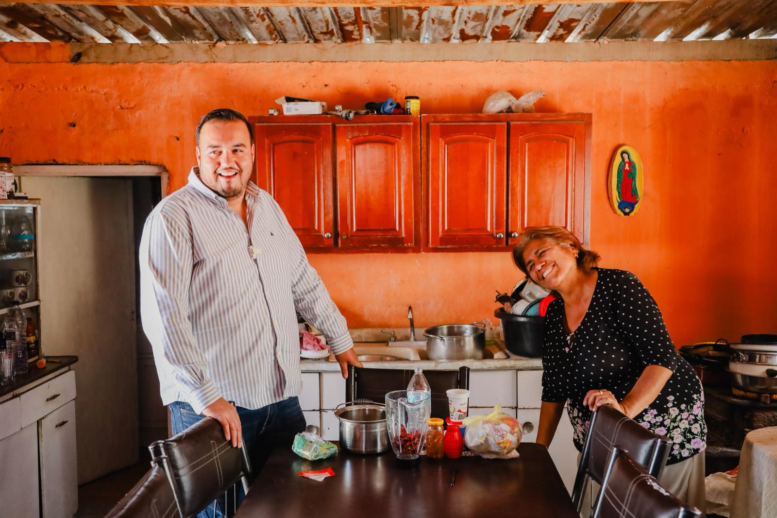 Presidente Jorge Aldana visita a doña Mary en Altavista y entrega material para reparar su techo