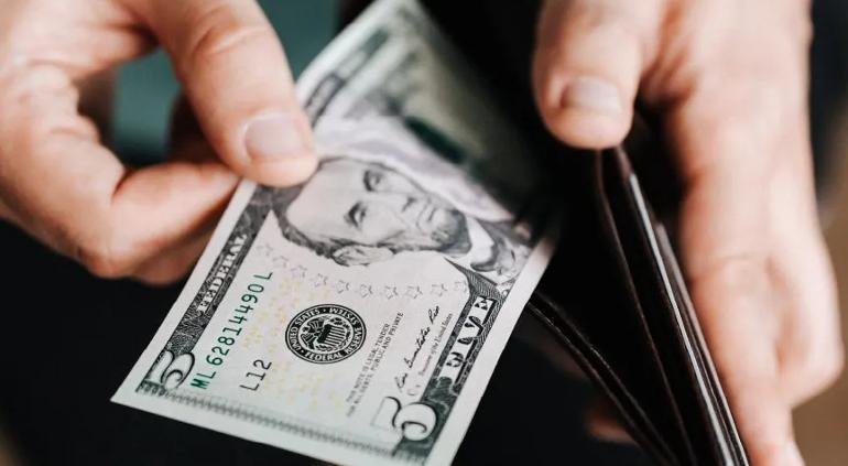 Dólar cayó y cotizó por debajo de los 21 pesos en ventanillas