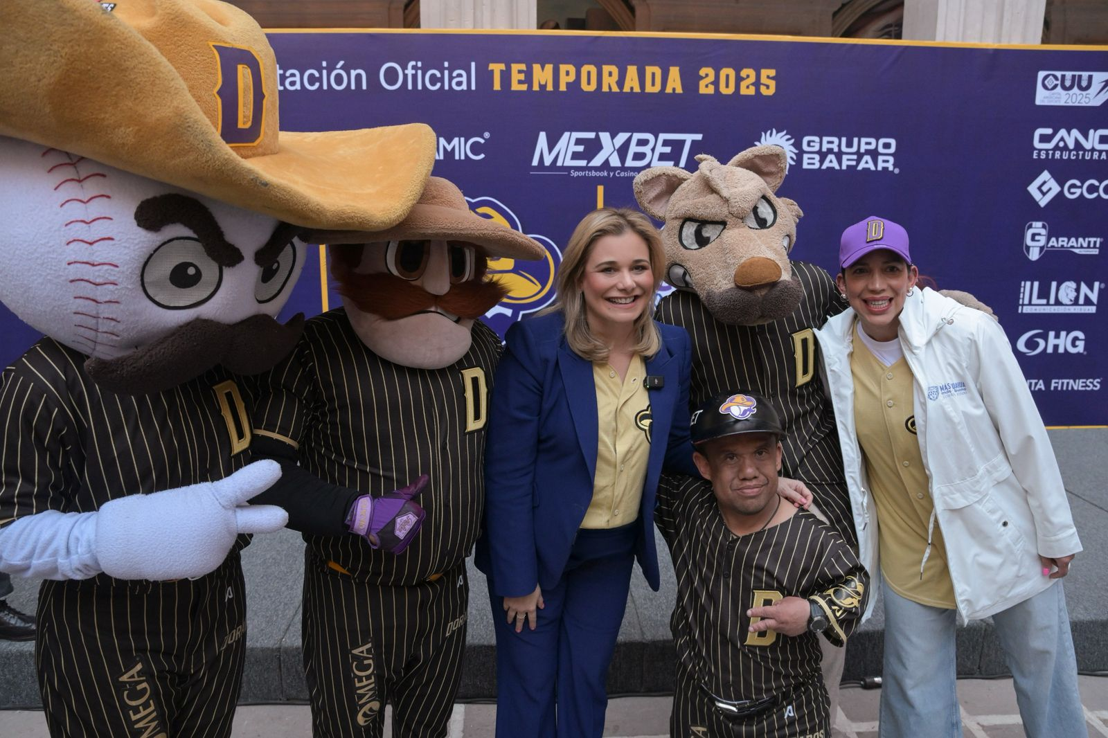 Maru Campos acompaña a Dorados de Chihuahua en la presentación de la temporada 2025 de la LMB