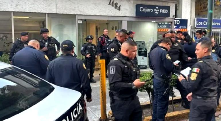 Policía se disparó por error mientras cuidaba banco en CDMX