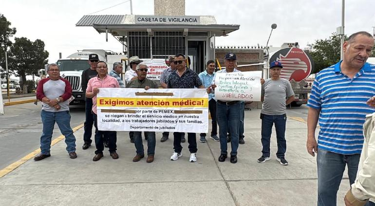 Protestan trabajadores de Pemex por carencia de servicio médico
