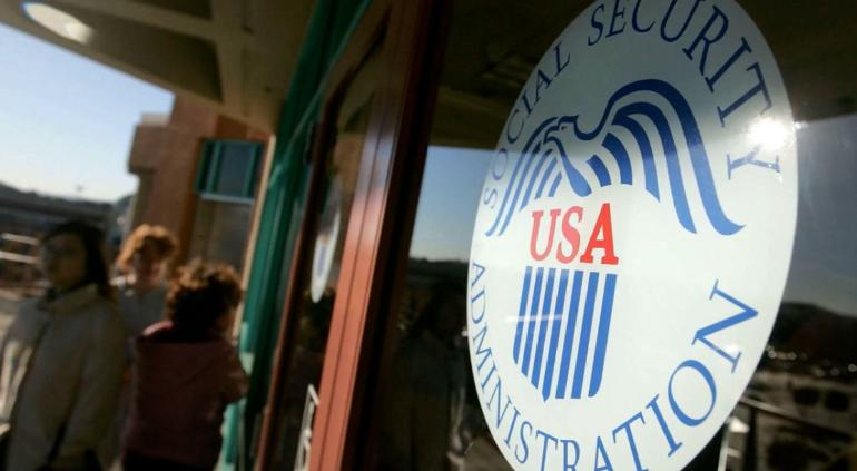 Ordena Trump que impidan seguro social a inmigrantes ilegales