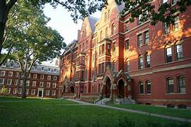 Cómo Harvard se convirtió en la universidad más rica del mundo y su fortuna le permite resistir las presiones de Trump