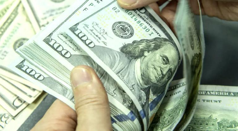 Dólar inició la semana a la baja ante el peso en ventanillas