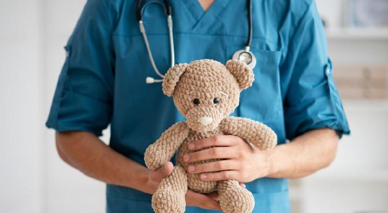 Despidieron a enfermera del IMSS por golpear a niño «berrinchudo»