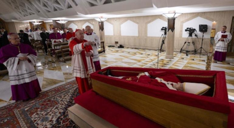 Publica el Vaticano las primeras fotos de Francisco en su ataúd