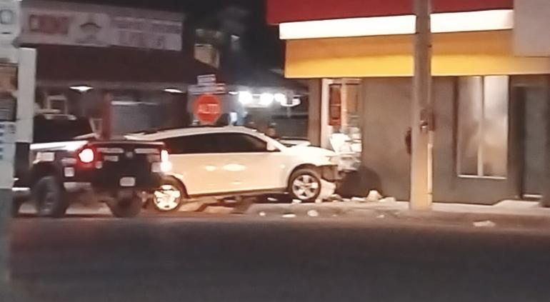 Entró al Oxxo con todo y camioneta en Delicias