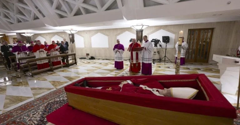 Vaticano difunde las primeras imágenes del papa Francisco en su féretro previo a su traslado a la Basílica de San Pedro