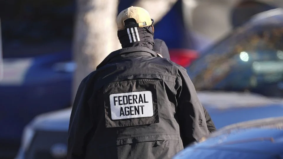 Jueza federal extiende hasta mayo prohibición para deportar a migrantes de Colorado