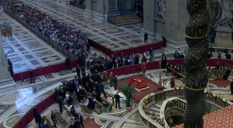 Asisten miles al funeral de Francisco