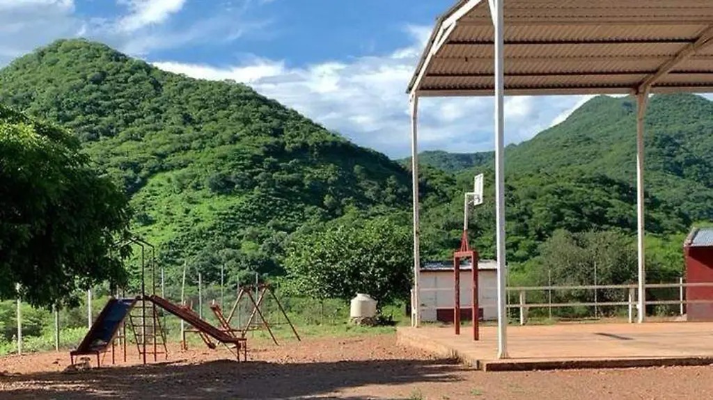 En Guadalupe y Calvo, niños hacen hasta tres horas para ir a estudiar primaria: Maestra rural