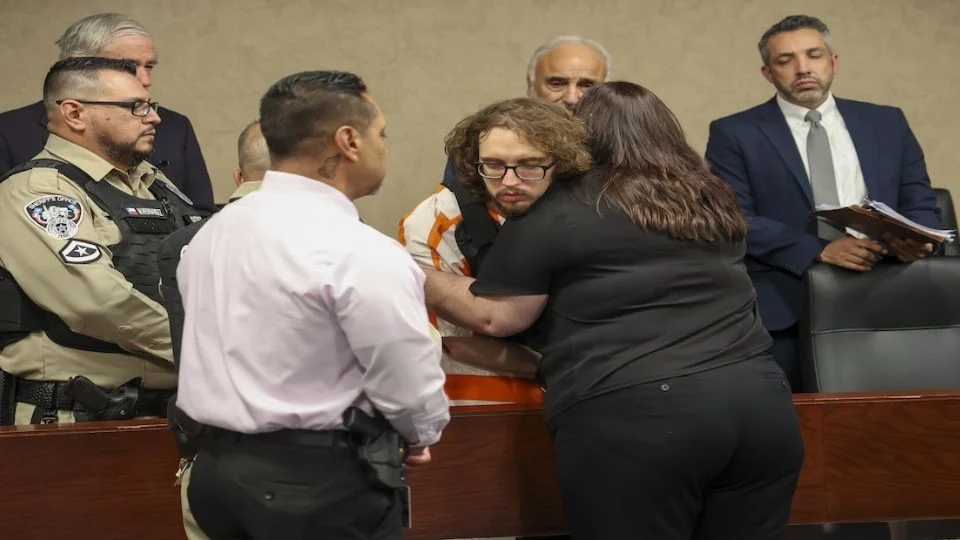 Mujer abraza al hombre que mató a su hermano y a 22 más en ataque racista en un Walmart de Texas