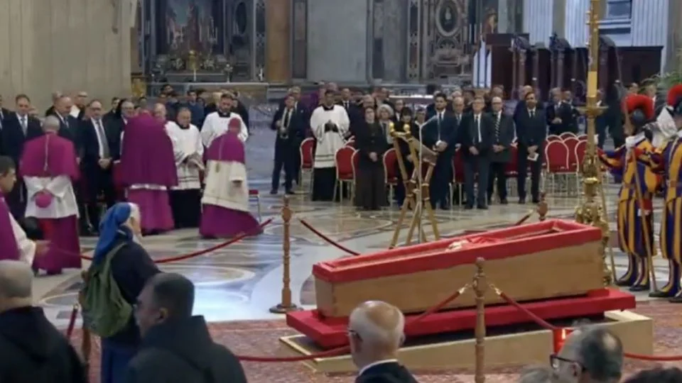 Monja se salta el protocolo en el funeral del papa: se acerca al féretro y ora unos minutos para despedirse de su amigo