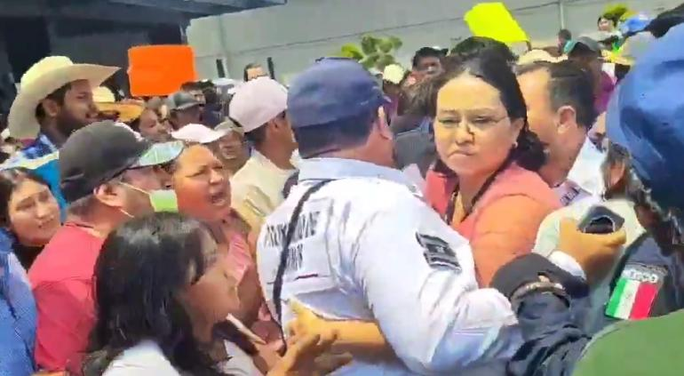Toman campesinos SAT en Puebla, exigen devolución de impuestos