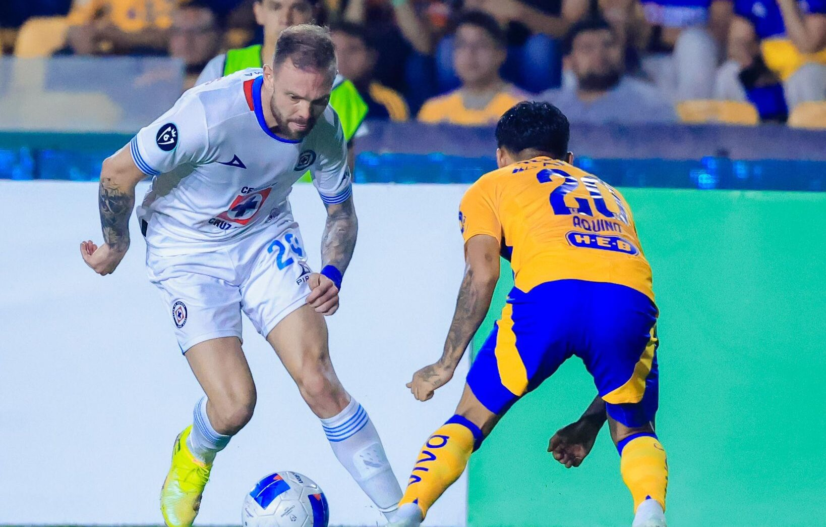 Cruz Azul deja ir la victoria sobre Tigres, empatan a un gol