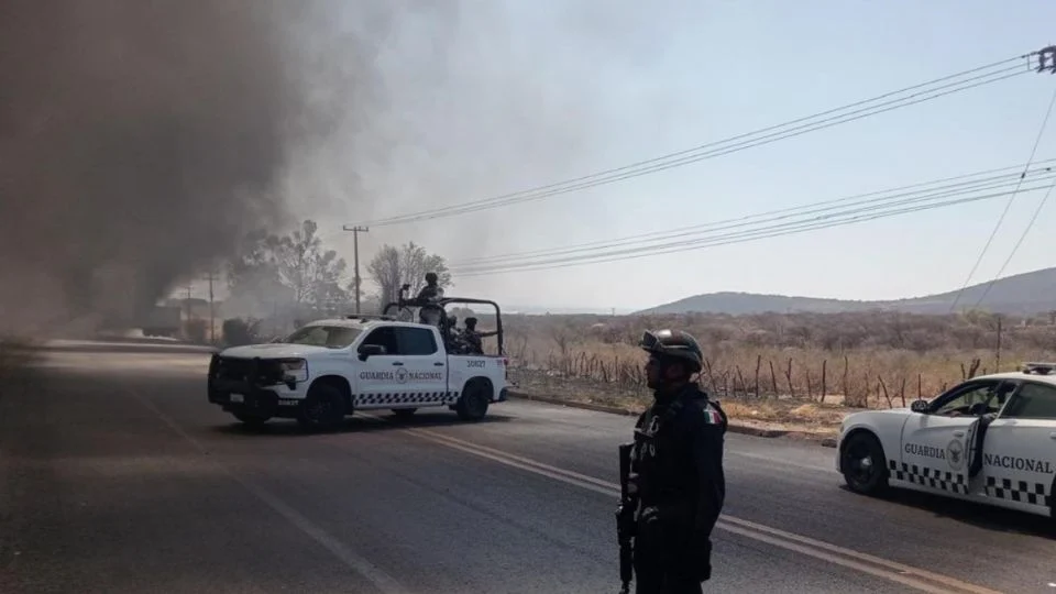 Bloqueos del crimen organizando afectaron a 29 municipios en Michoacán, Jalisco y Guanajuato; hay dos policías muertos