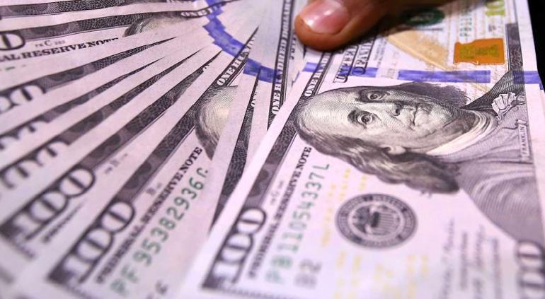 Dólar cayó ante el peso en ventanillas este viernes; así cotizó hoy