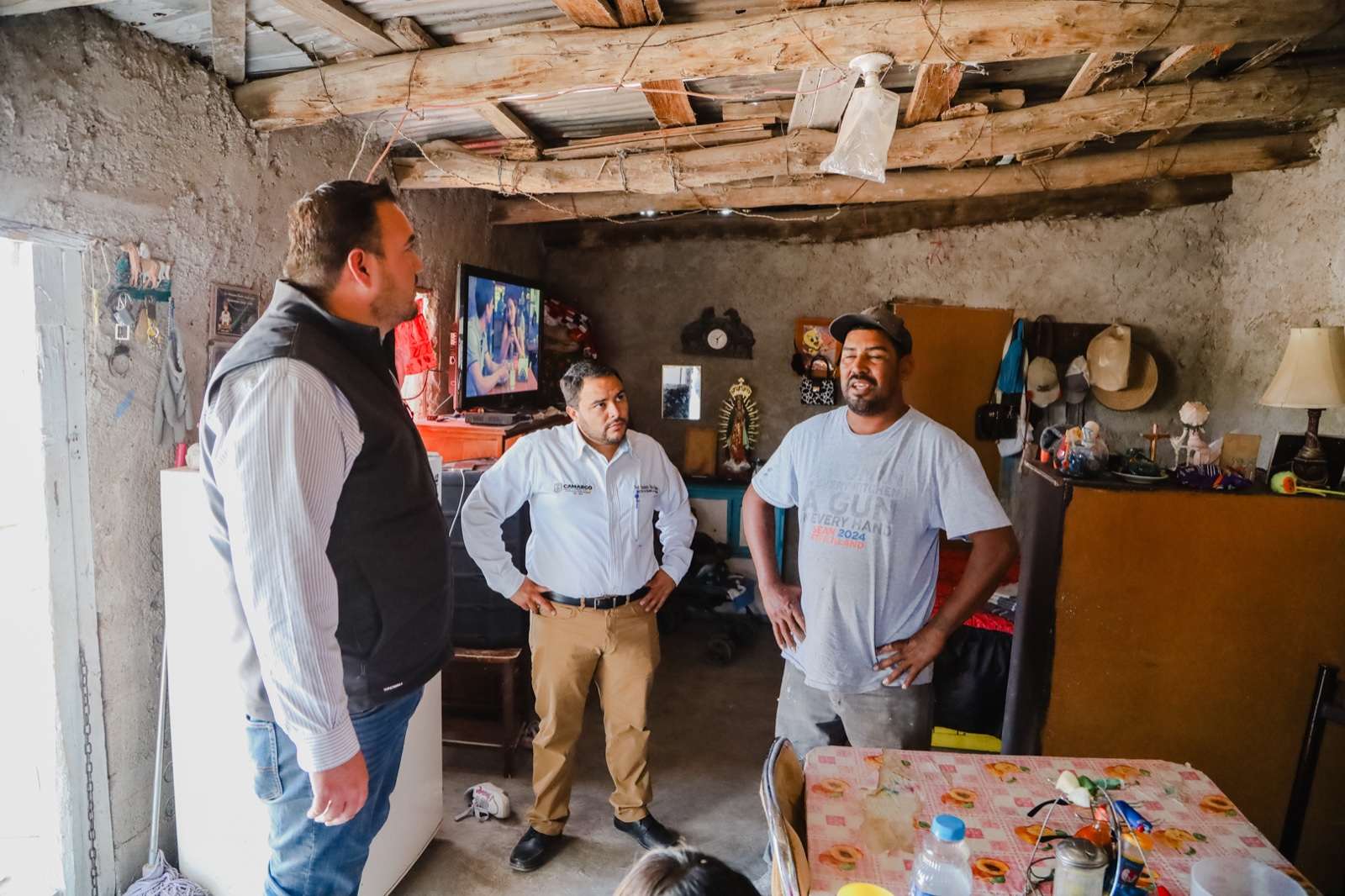 Continua, presidente Jorge Aldana, entregando material para mejoramiento de vivienda, visita familia en Ojo Caliente.