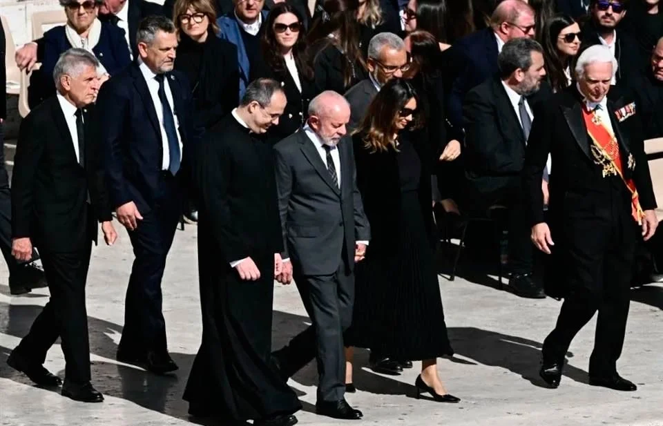 Dan líderes mundiales el último adiós al Papa