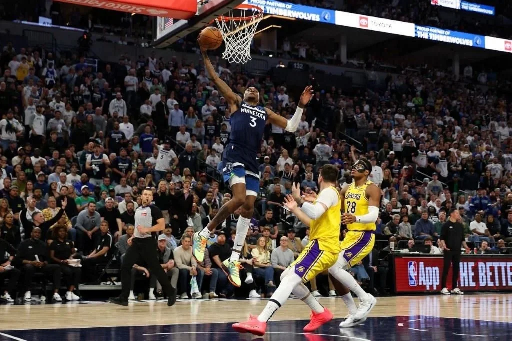 Timberwolves toma ventaja ante Lakers en la serie