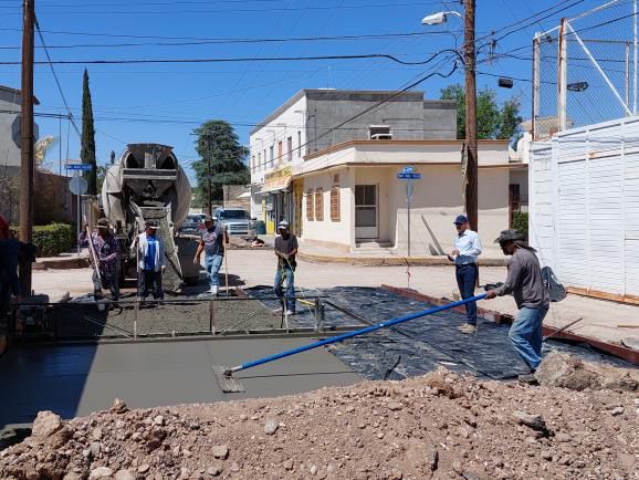 Inician aplicación de concreto hidráulico en crucero de Doblado y Comonfort