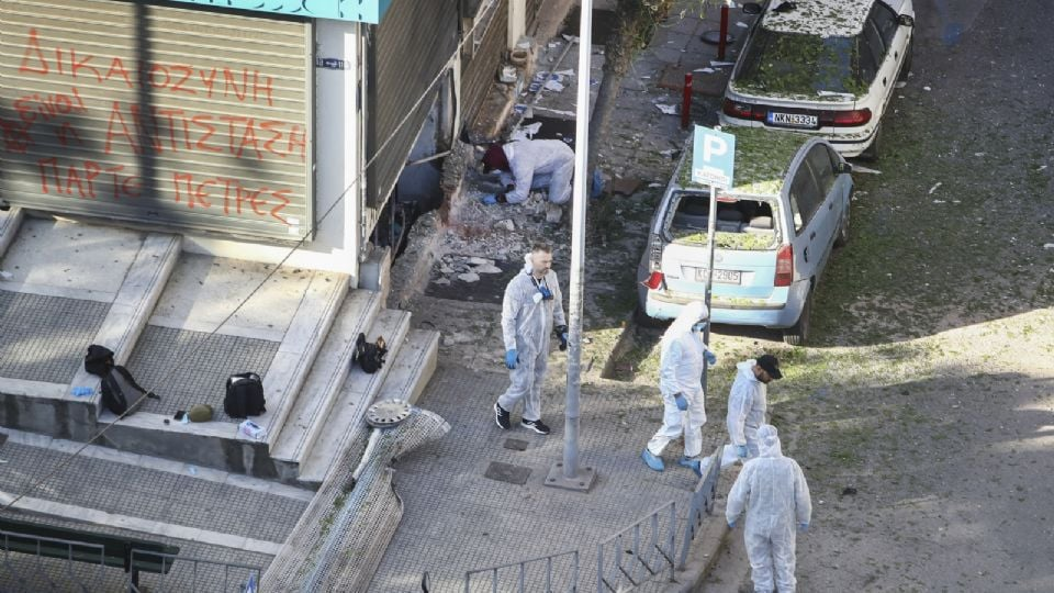 Mujer muere en Grecia al explotarle una bomba que transportaba; pretendía colocarla al exterior de un banco