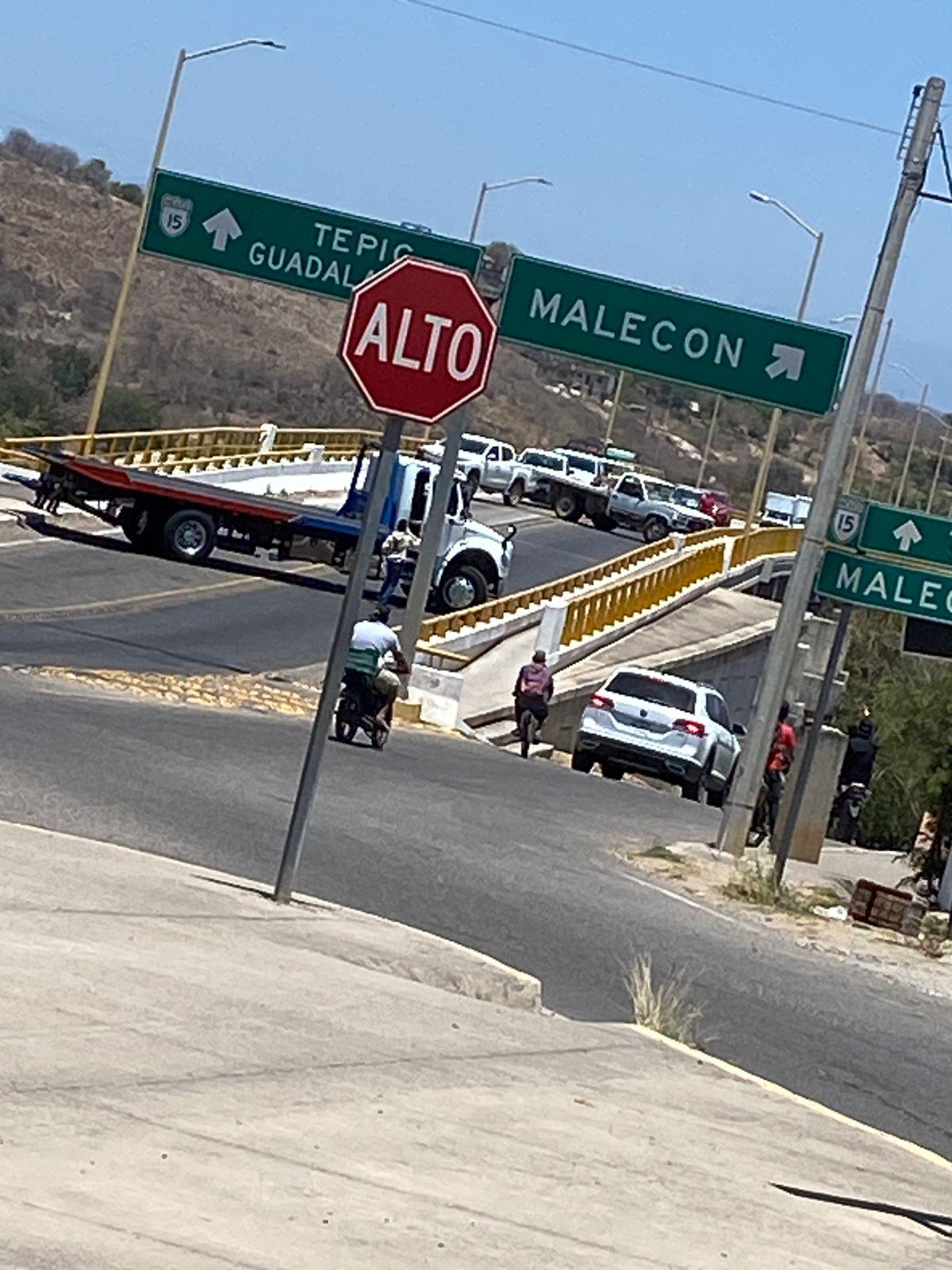 Pánico en El Rosario, Sinaloa por bloqueos en carreteras