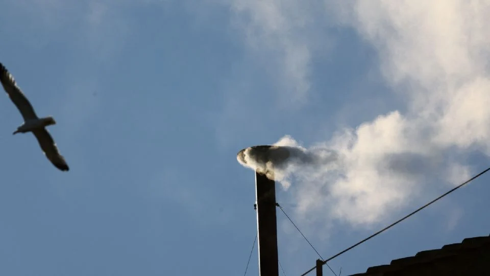 «Habemus papam»: hay humo blanco en el Vaticano durante el segundo día de cónclave