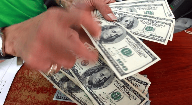 Dólar bajó de precio este viernes en ventanillas; así cotizó hoy