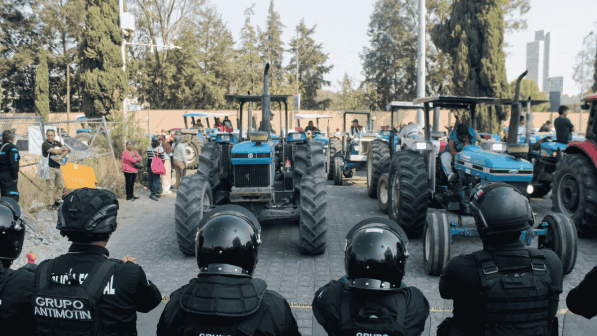 Protestan campesinos con tractores contra SAT en Puebla