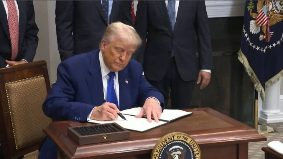 Trump firma decreto que exige a farmacéuticas reducir los precios de medicamentos en EU