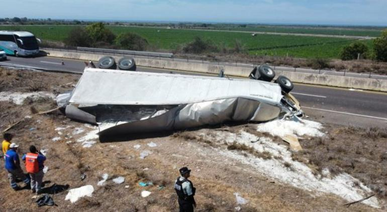 Evitó Guardia Nacional rapiña en volcadura de tráiler con azúcar