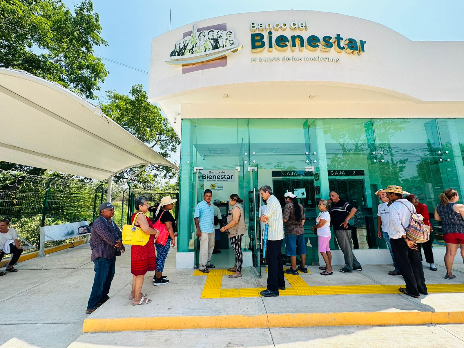 Ataca adulto mayor a 2 en fila del Banco del Bienestar