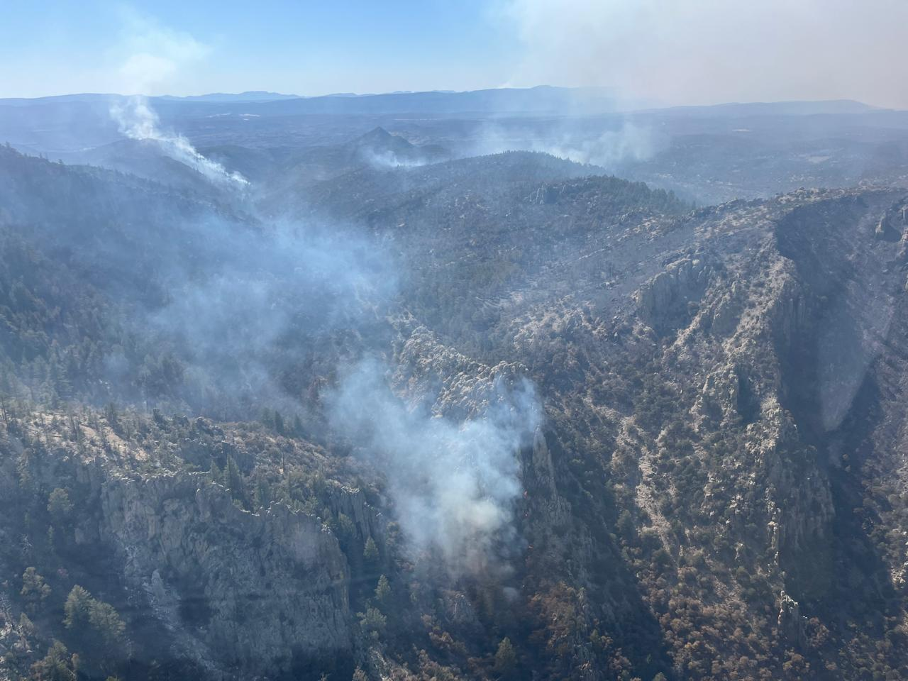 Combaten 435 brigadistas 24 incendios forestales activos en la entidad