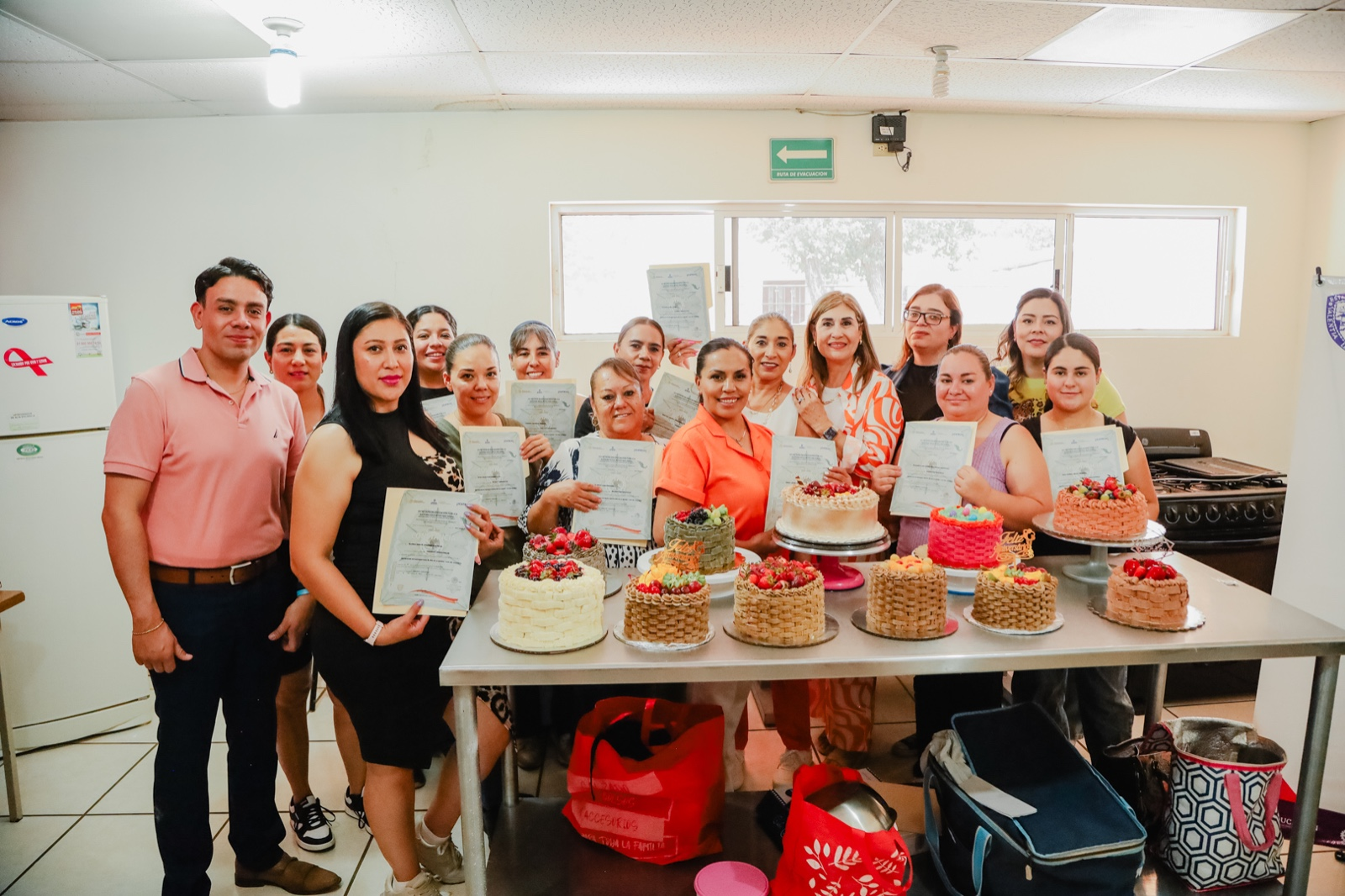 Concluye con éxito curso de decoración de pasteles del ICM en coordinación con ICATECH