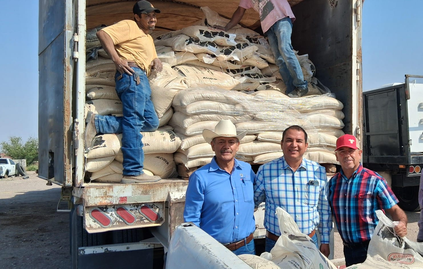 Entregan 31 toneladas de maíz rolado y molido a productores de La Cruz