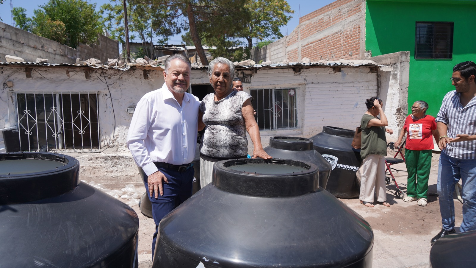 Entrega Mario Vázquez tinacos y garrafones a familias de Chihuahua capital