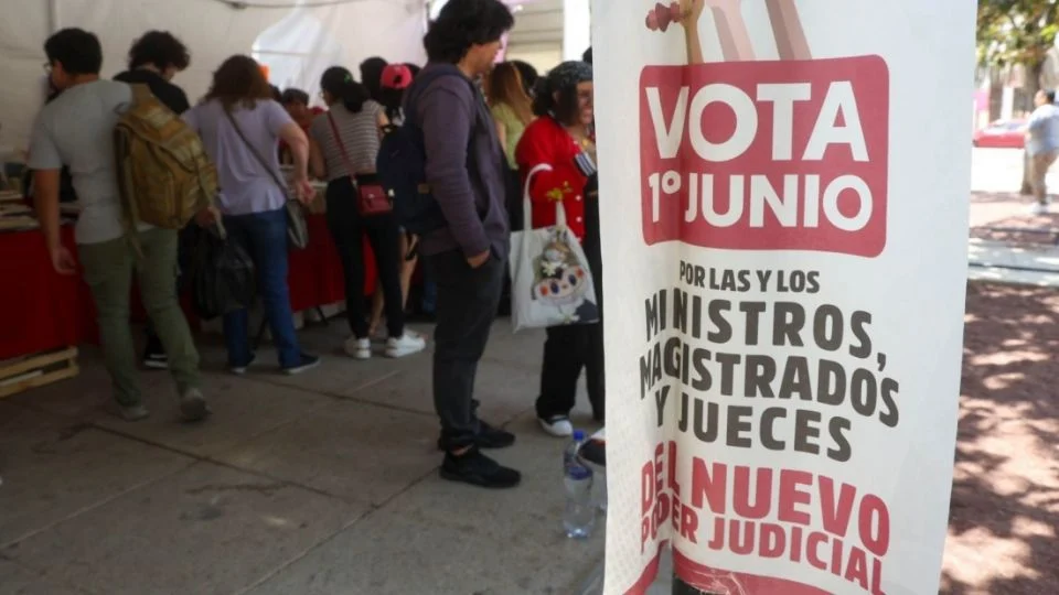 Ordena INE a morenista retirar pintas de bardas para llamar al voto en la elección judicial