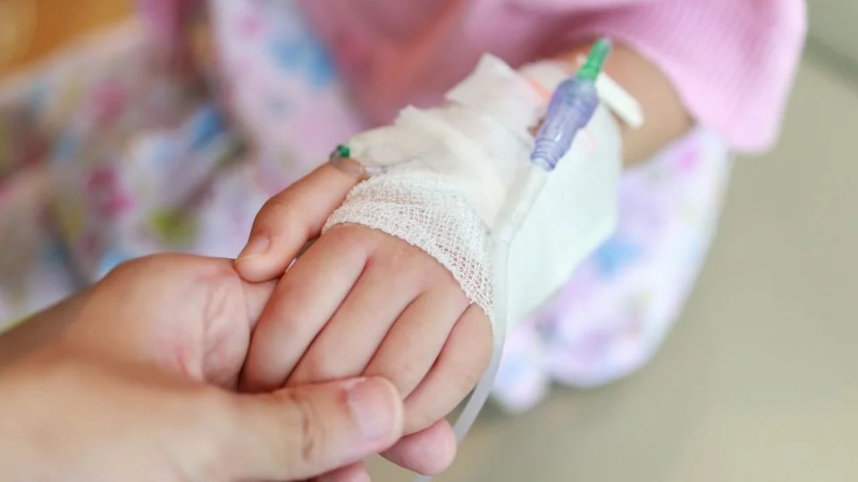 EU revoca permiso humanitario de niña mexicana en tratamiento médico