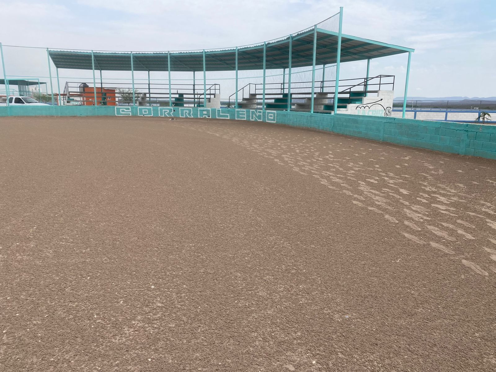 Dan mantenimiento a estadios de béisbol en La Cruz para seguir viviendo la emoción del rey de los deportes