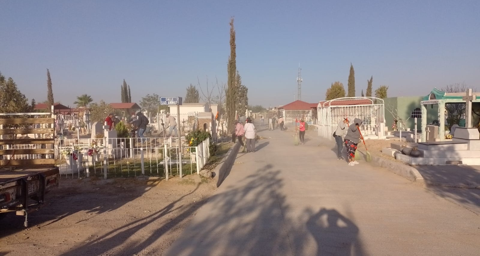 Cuadrillas de Servicios Municipales realizan labores de limpieza en el panteón municipal en Camargo.